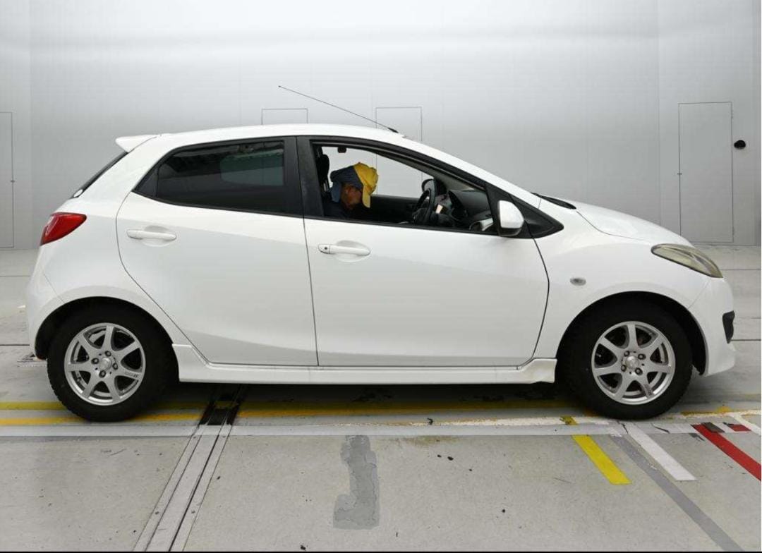 MAZDA DEMIO photo 2