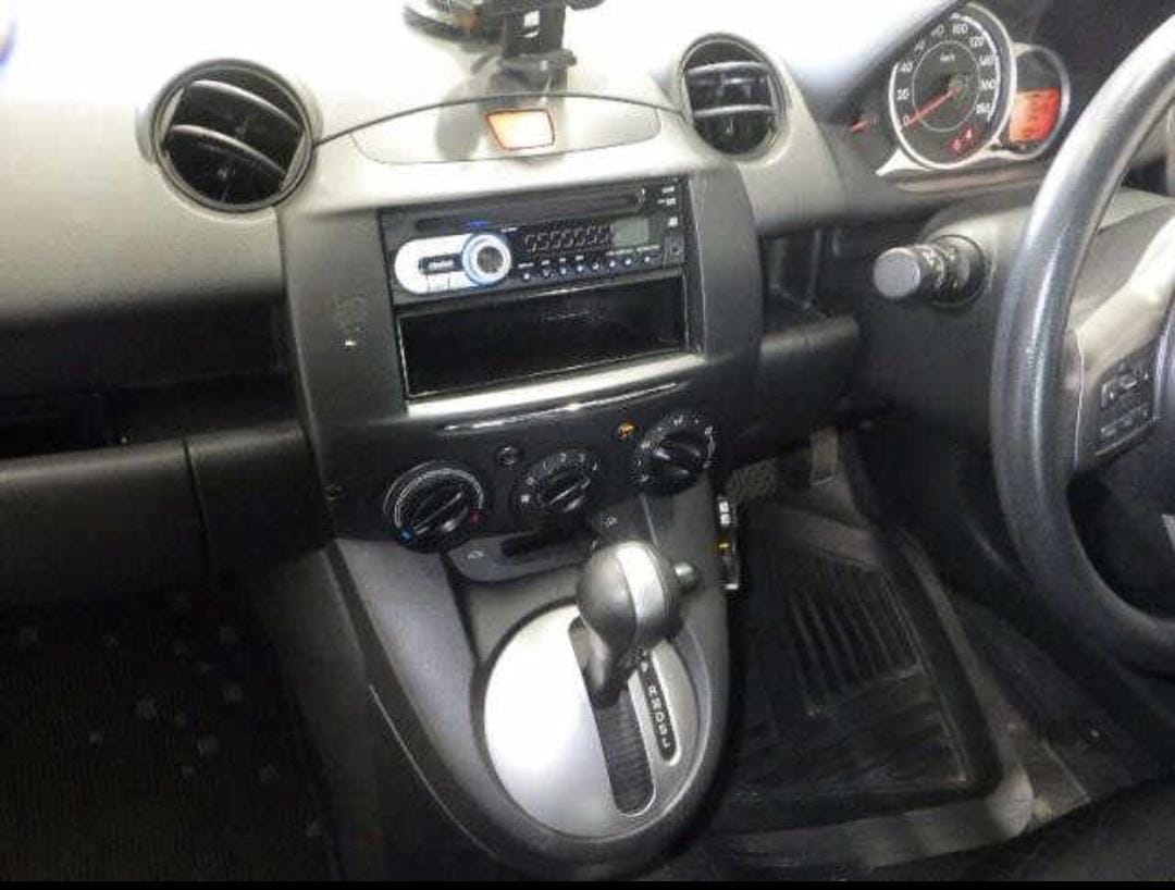 MAZDA DEMIO photo 4