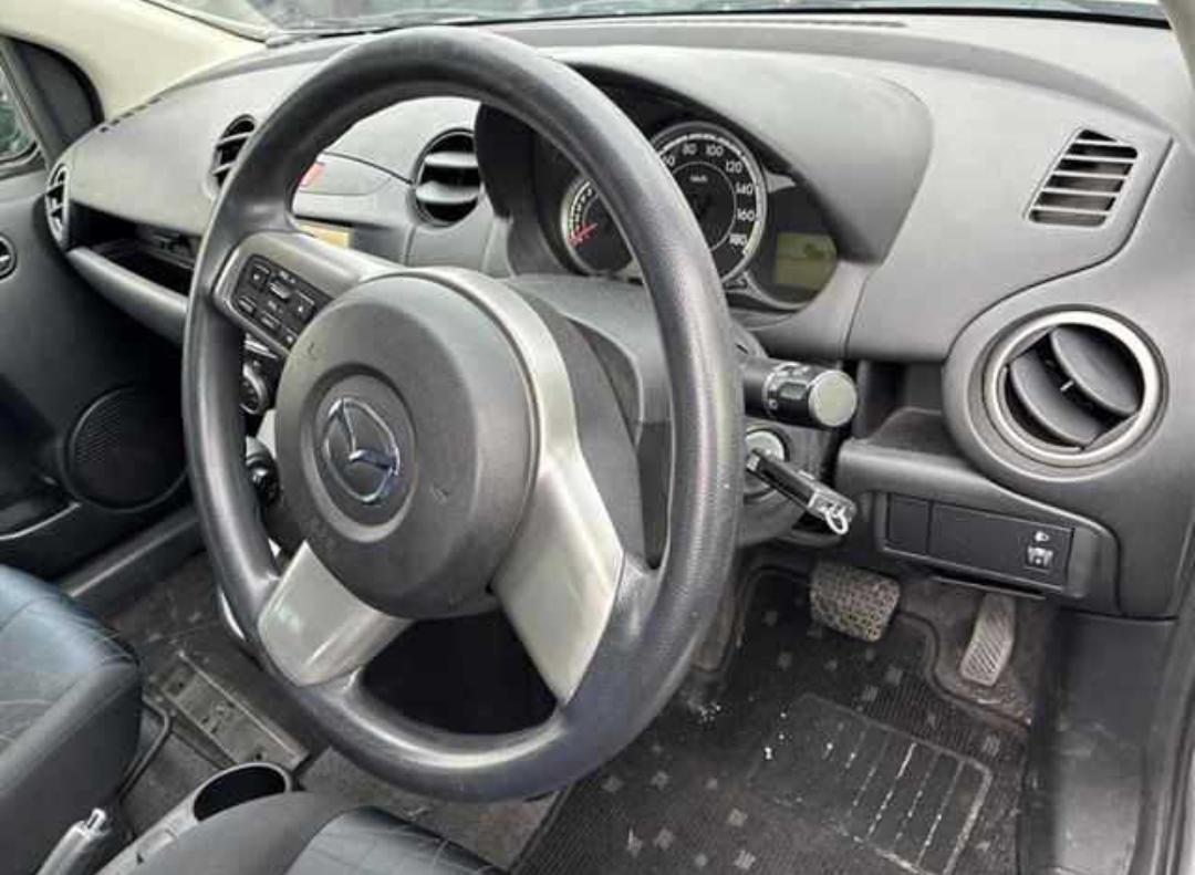 MAZDA DEMIO photo 9