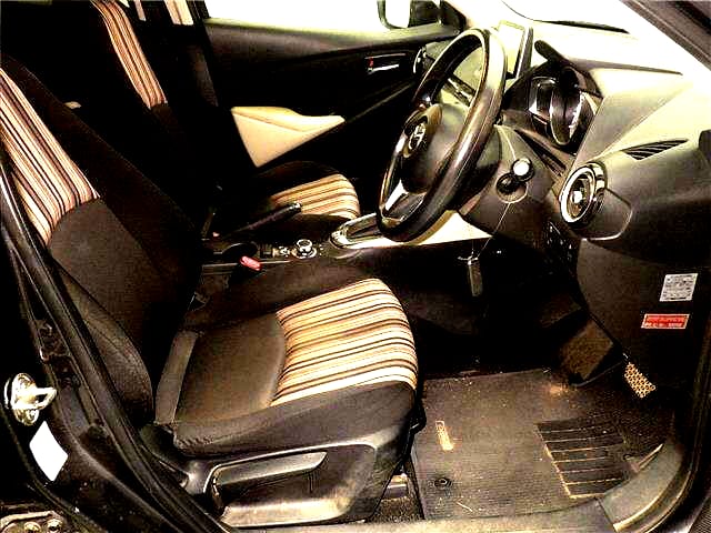 MAZDA DEMIO photo 4
