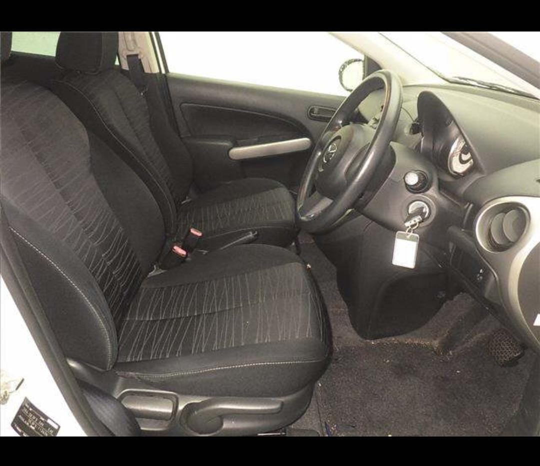 MAZDA DEMIO photo 2
