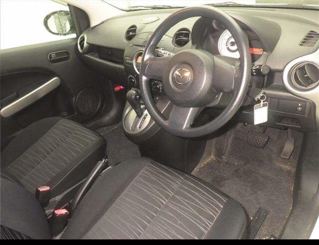 MAZDA DEMIO photo 4